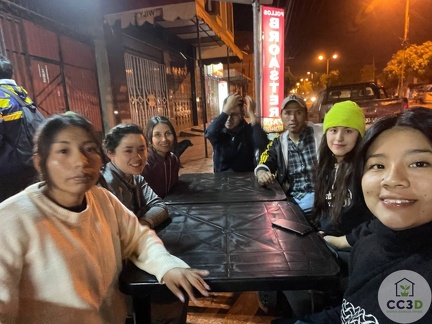 Alumnos del CC3D cenando.