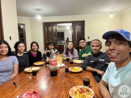 Internos compartiendo una cena antes del viaje (ministerio práctico)